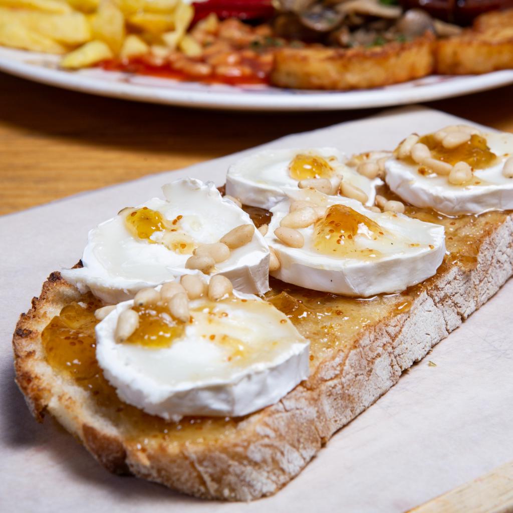 Bruschetta di pane rustico con tomino di capra, “le purissime albicocche” e pinoli tostati