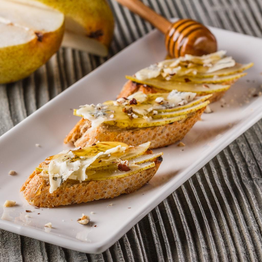 Bruschetta croccante con pere ed erborinato vaccino