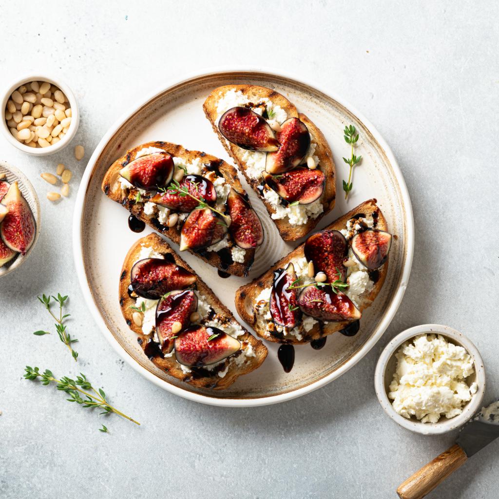 Bruschetta gourmet con fichi freschi ed erborinato di capra