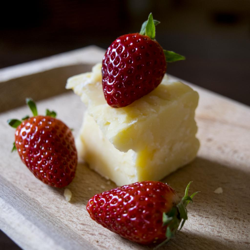 Dessert di parmigiano reggiano con fragole fresche