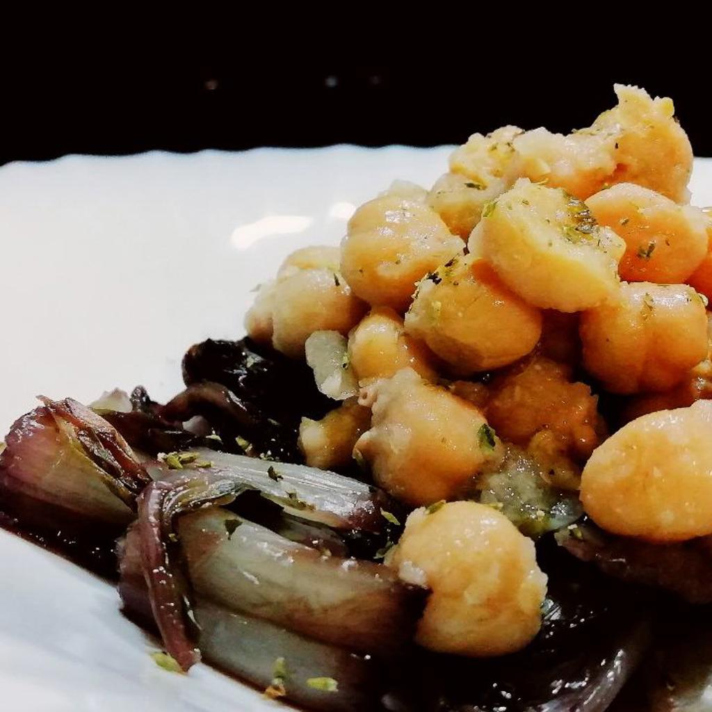 Kikärter och röd radicchio med röd Tropea-lök, olivolja och gurkmeja