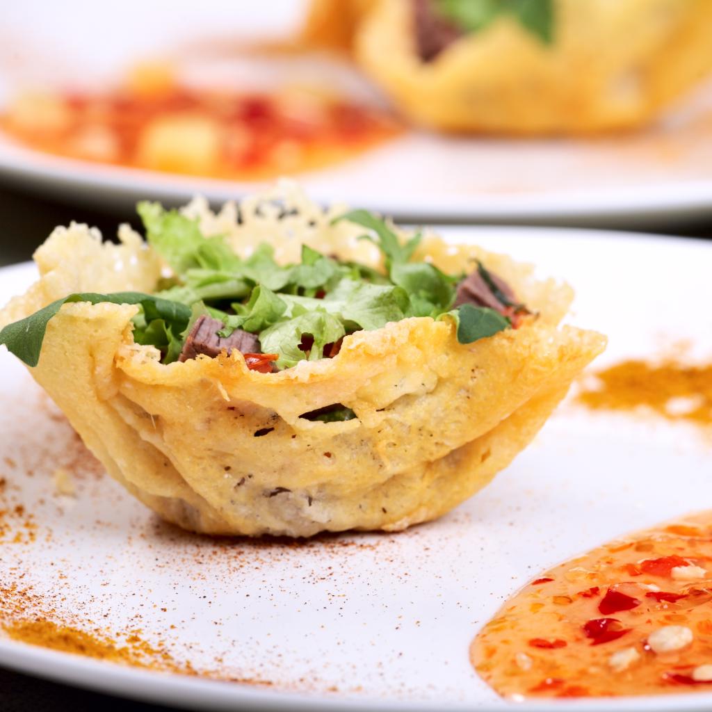 Cestini di parmigiano 12 mesi con insalatina croccante e salsa agrodolce piccante