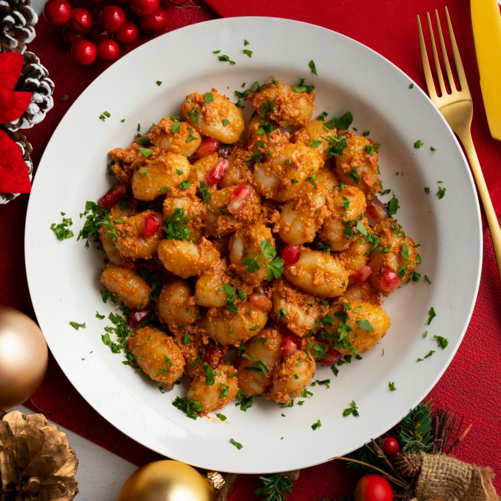 Gnocchetti di patate al pesto rosso artigianale, melagrana e parmigiano reggiano 60 mesi