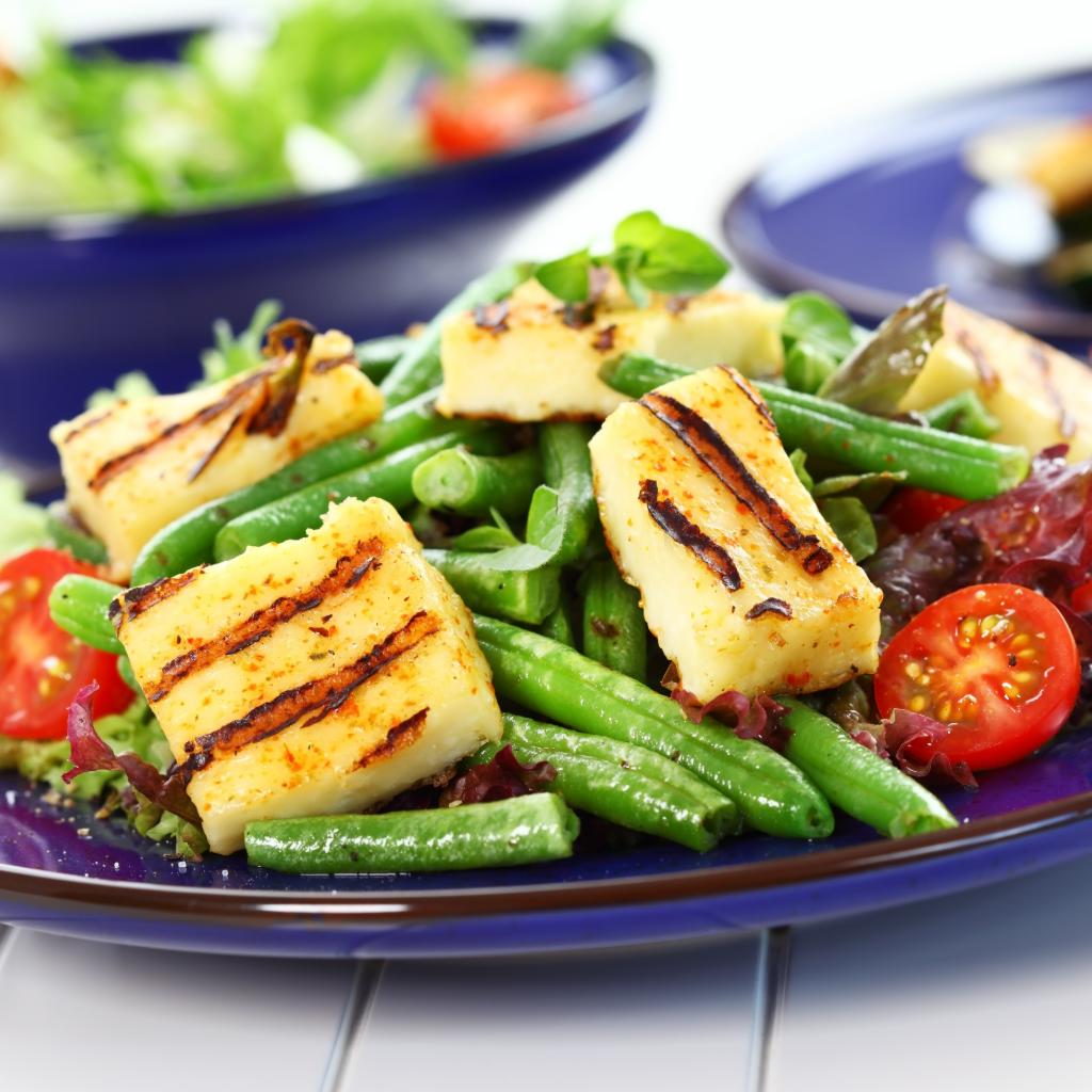 Insalata gourmet di fagiolini e pomodorini con untello tre latti grigliato
