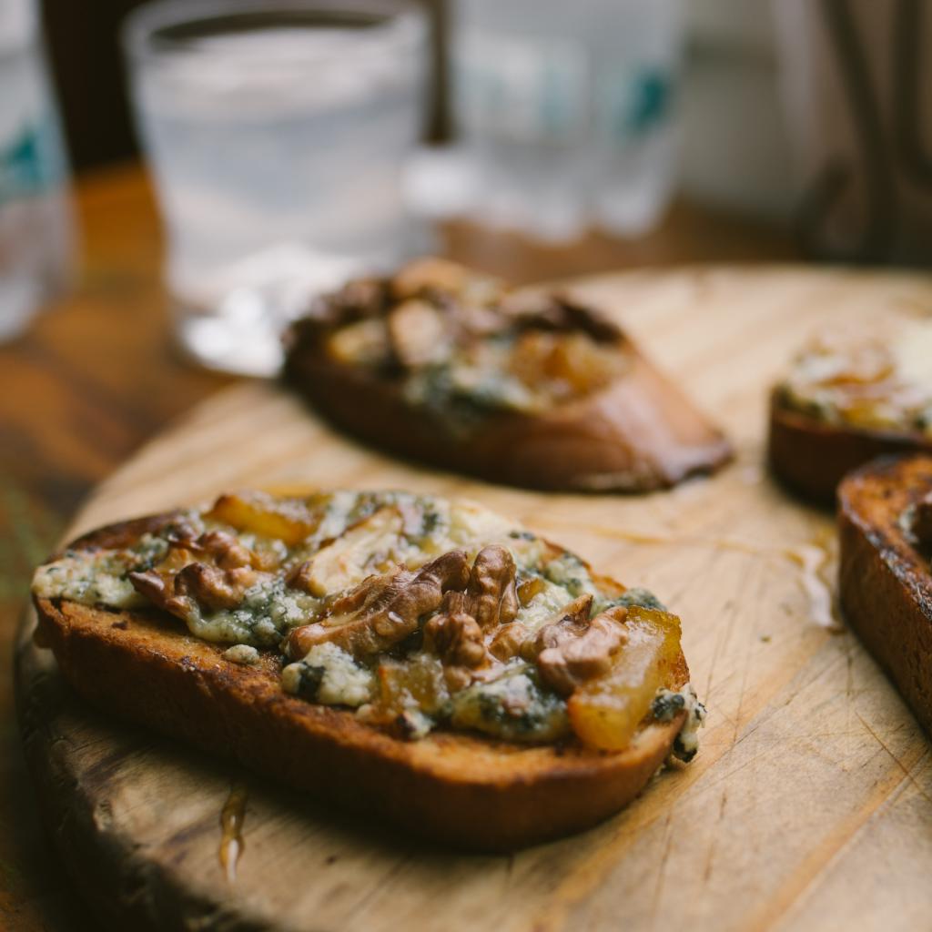 Bruschette ai funghi, noci ed erborinato vaccino