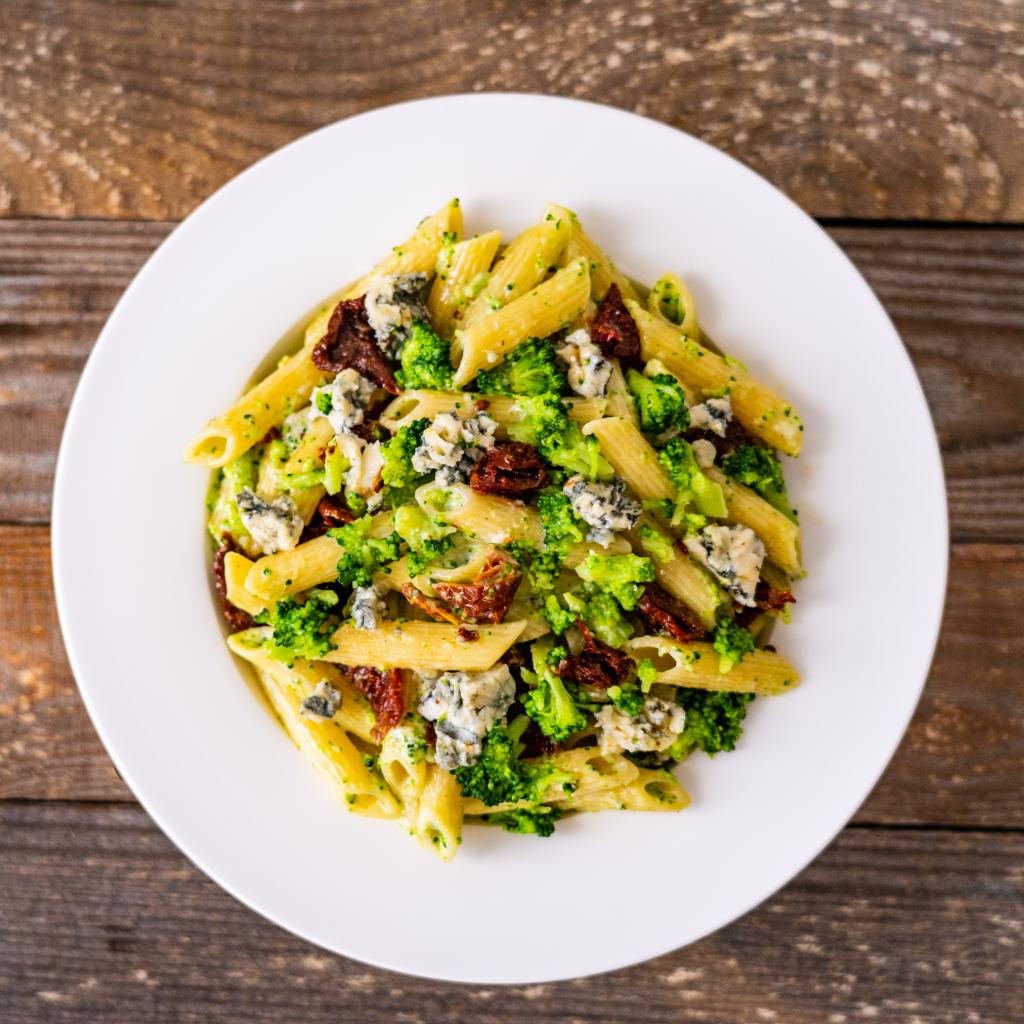 Penne gourmet con broccoli, pomodori secchi ed erborinato di pecora