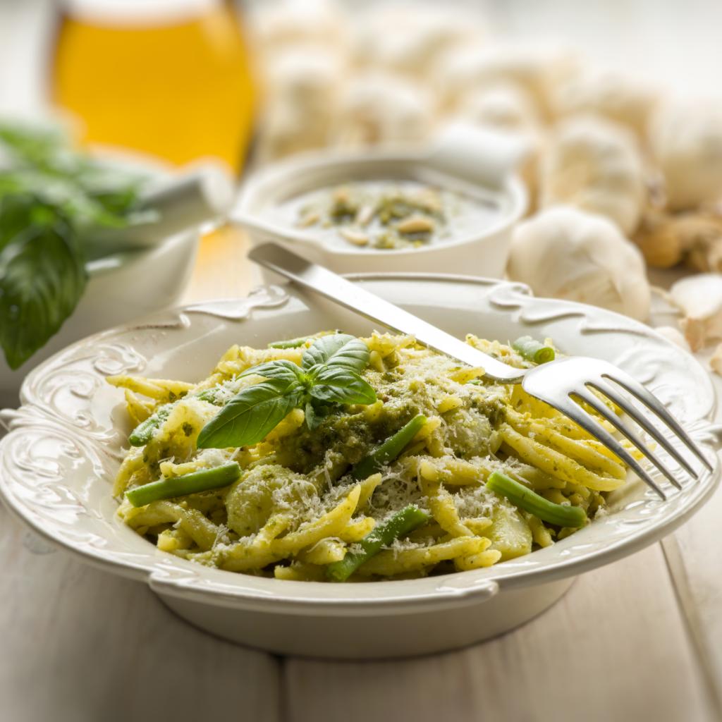 Trofie al pesto genovese con fagiolini, patate e parmigiano reggiano vacche rosse