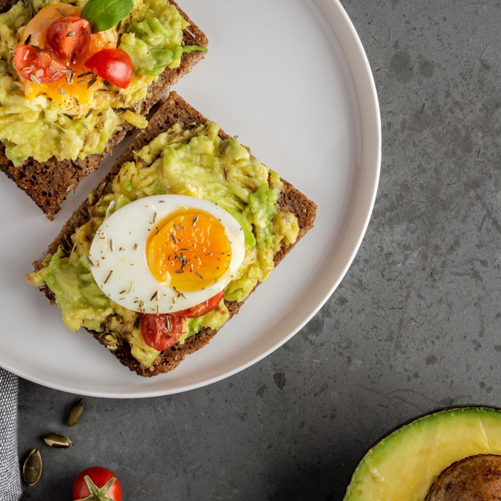 Tostada de aguacate con tomates cherry y shiitake