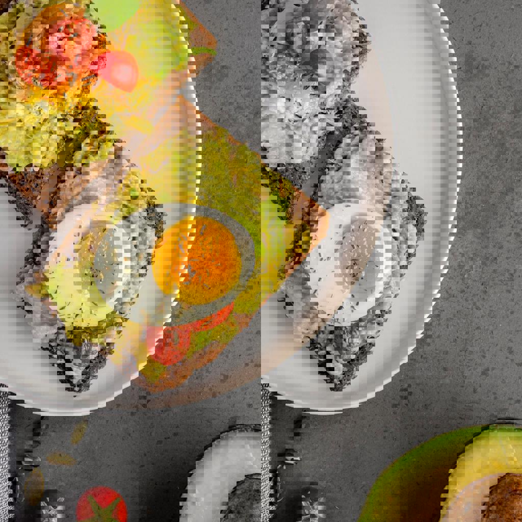 Avocado toast con pomodorini e shiitake