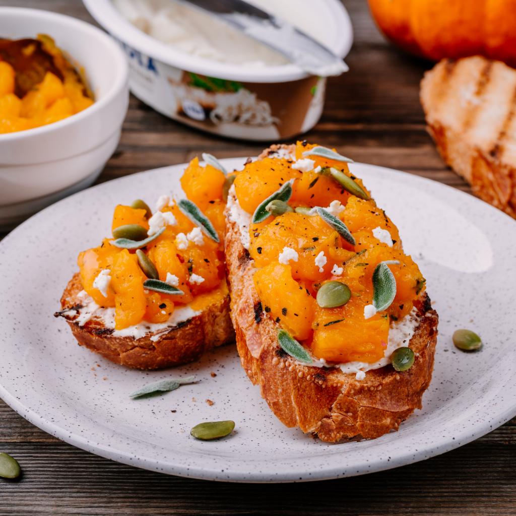 Bruschetta croccante con crema di soffice di capra, zucca arrostitata, salvia e semi di zucca