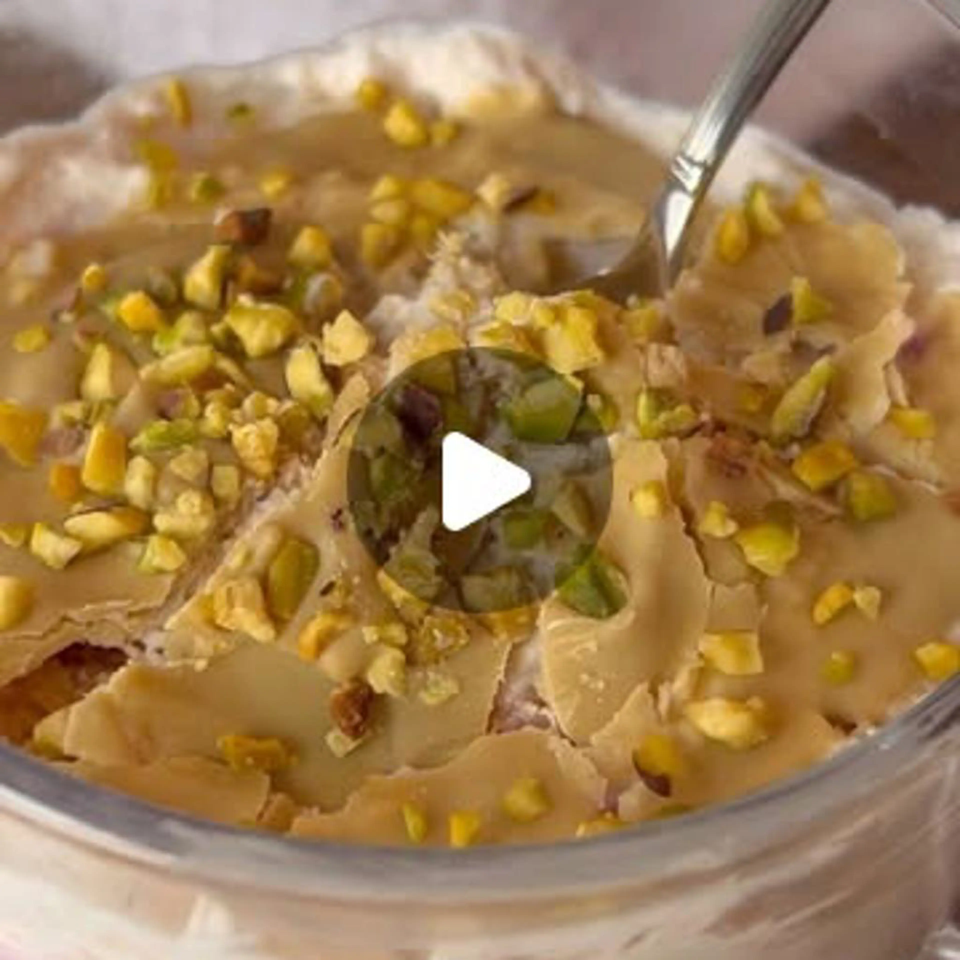 Fragole fresche con base cremosa e copertura croccante al pistacchio