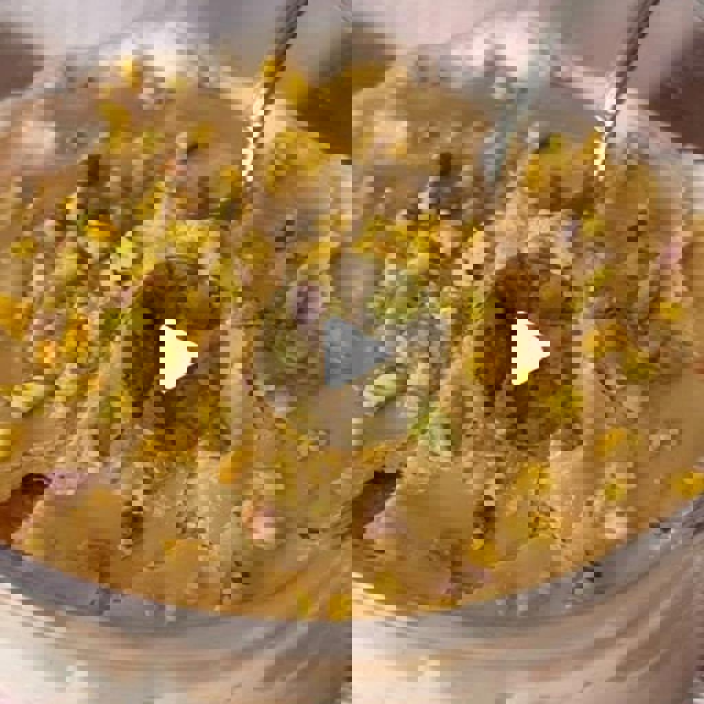 Fragole fresche con base cremosa e copertura croccante al pistacchio