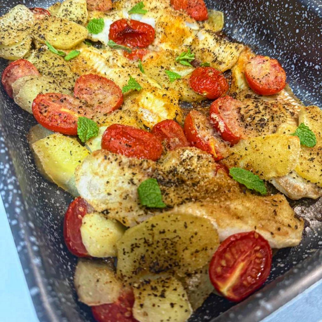 Merluzzo gratinato al forno con patate e pomodorini