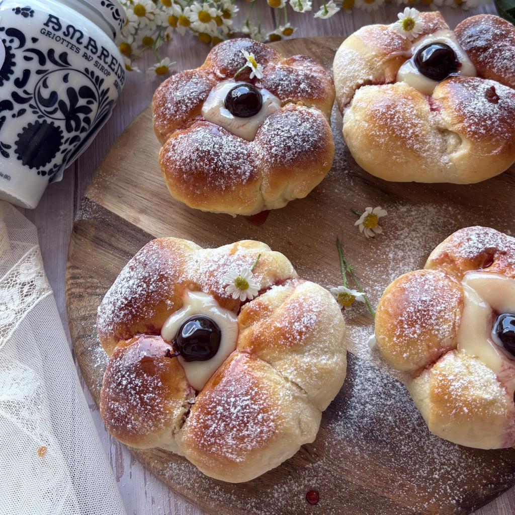 Briocheblommor med kräm och amarena