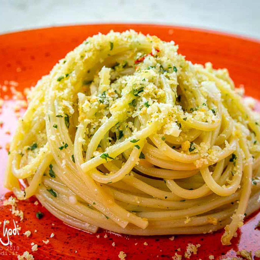 Spaghetti with anchovy sauce