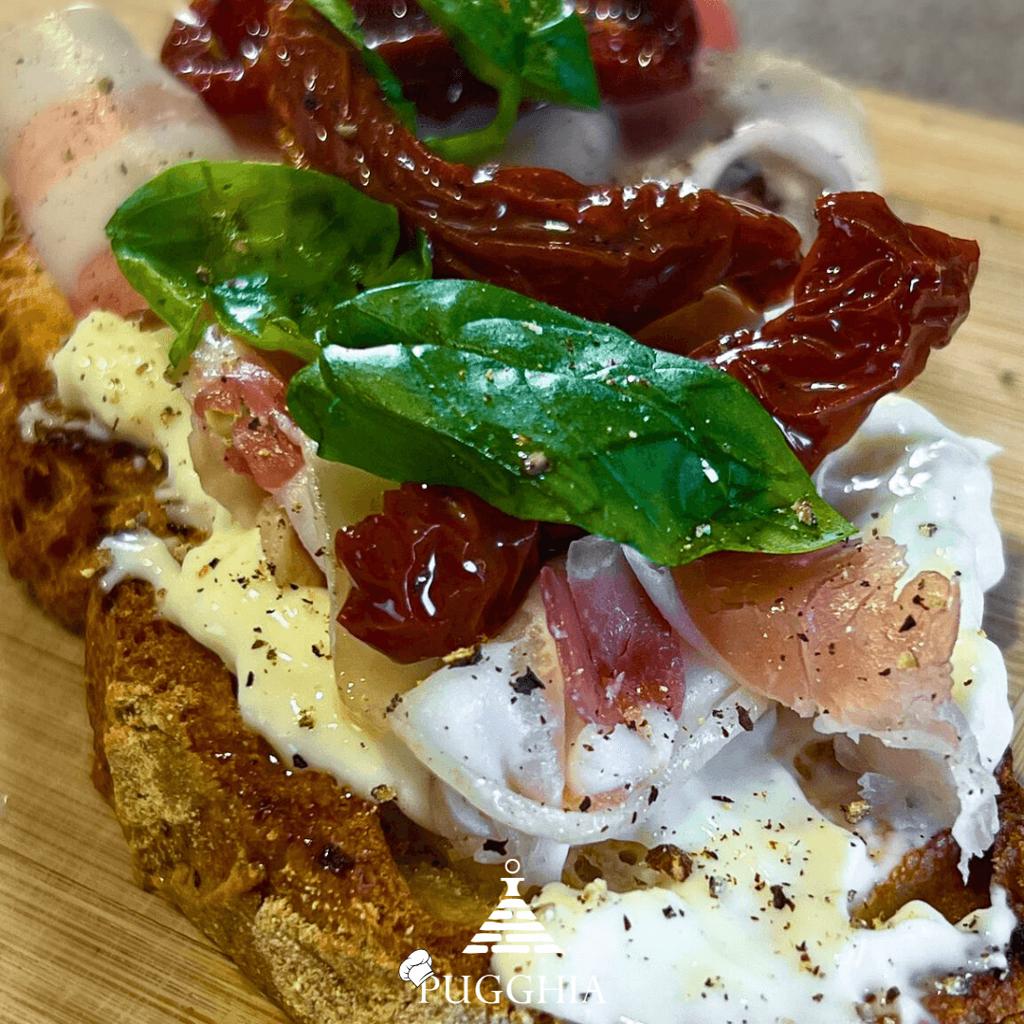 Bruschetta med stracchino, pancetta och soltorkade tomater Pugghia