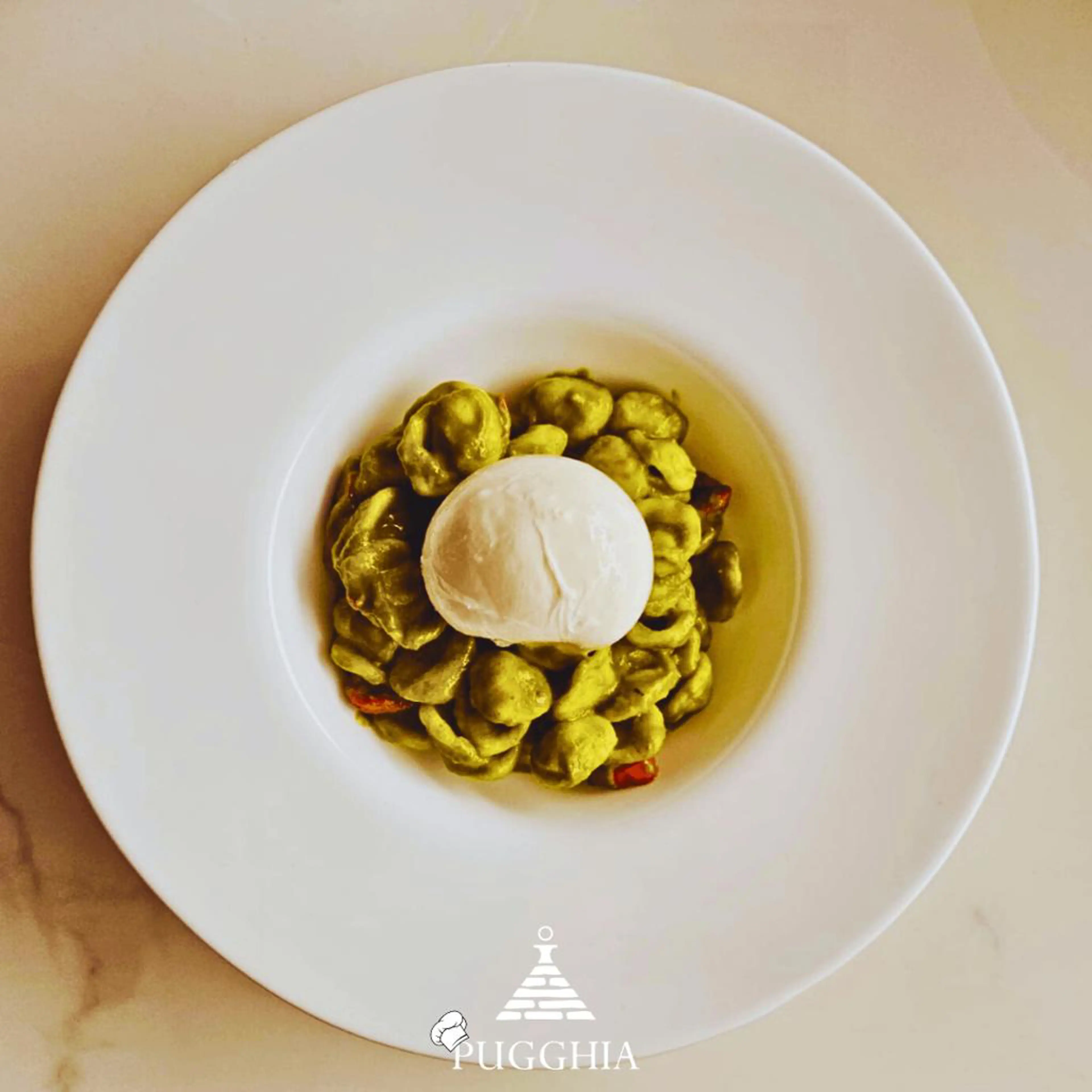 Orecchiette met crème van raapstelen, confit cherrytomaten en burrata