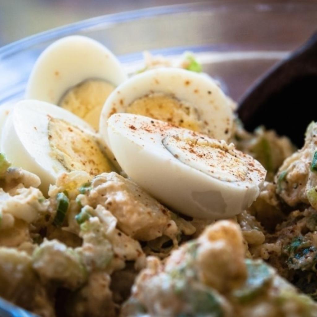 Insalata di pollo e patate accompagnato da birra artigianale analcolica