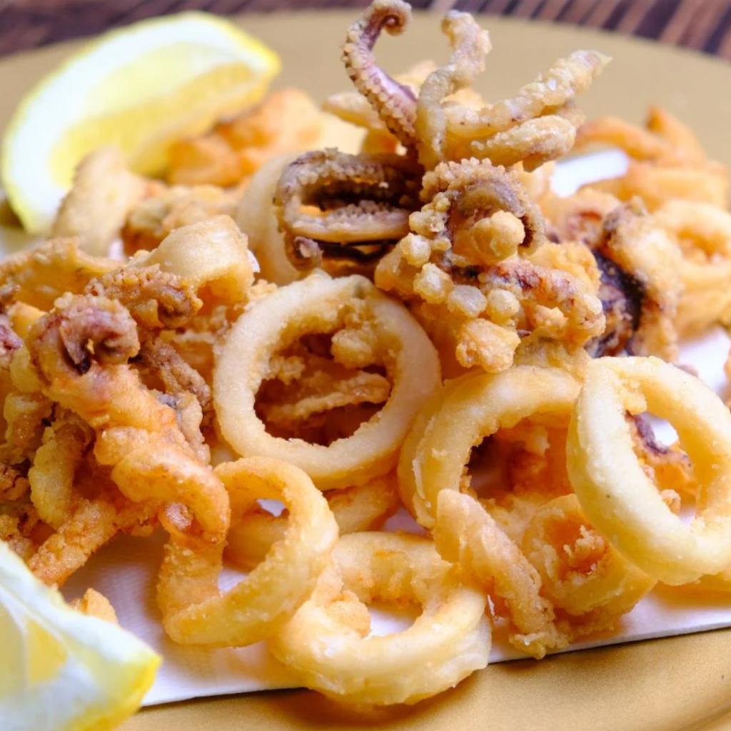 Frittierte Calamari und alkoholfreies Craft-Bier