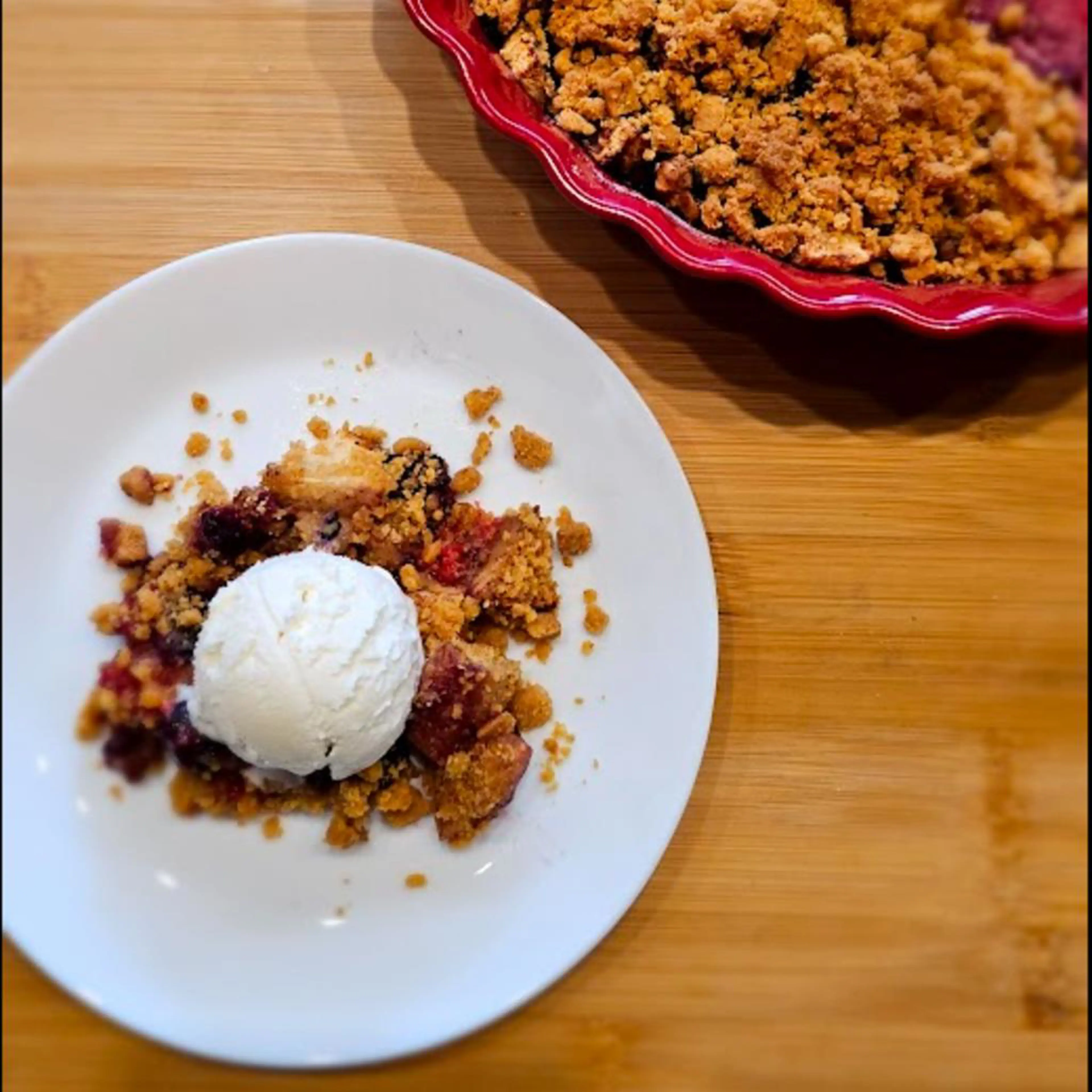 Apple and red berry cookie crumble, gluten-free and lactose-free