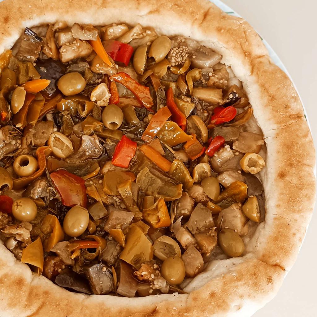 Mozzarella'sız Patlıcan, Biber ve Zeytinli Pizza
