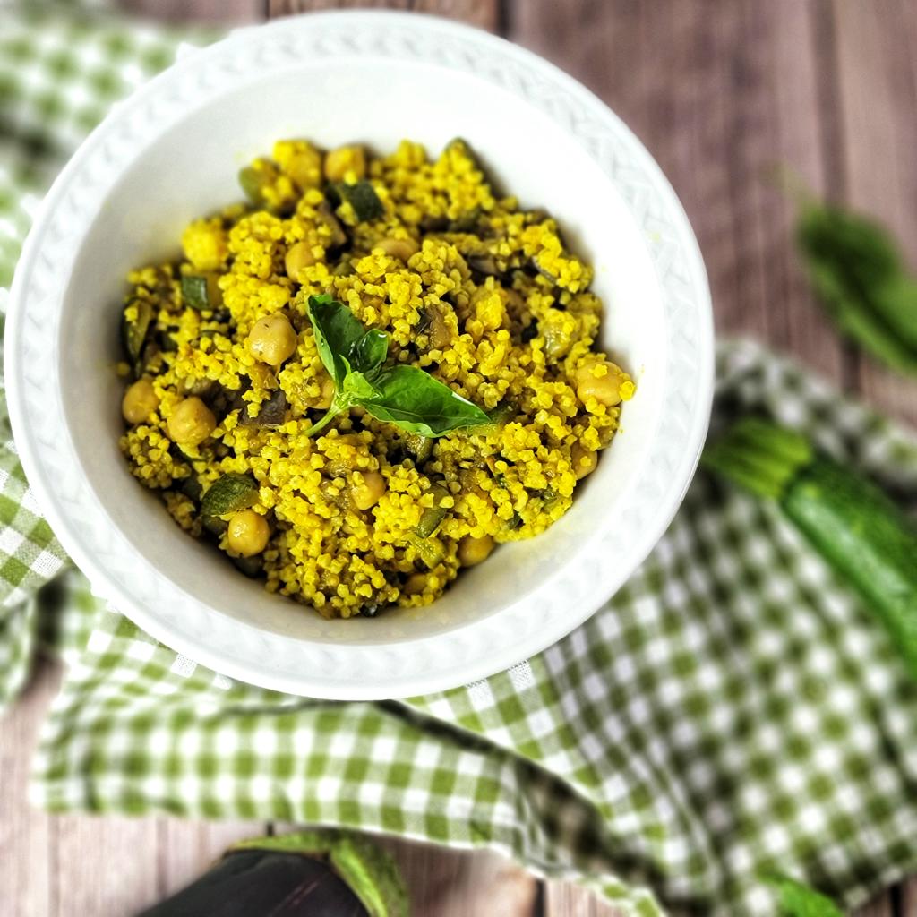 Hirs med grönsaker, kikärter och curry