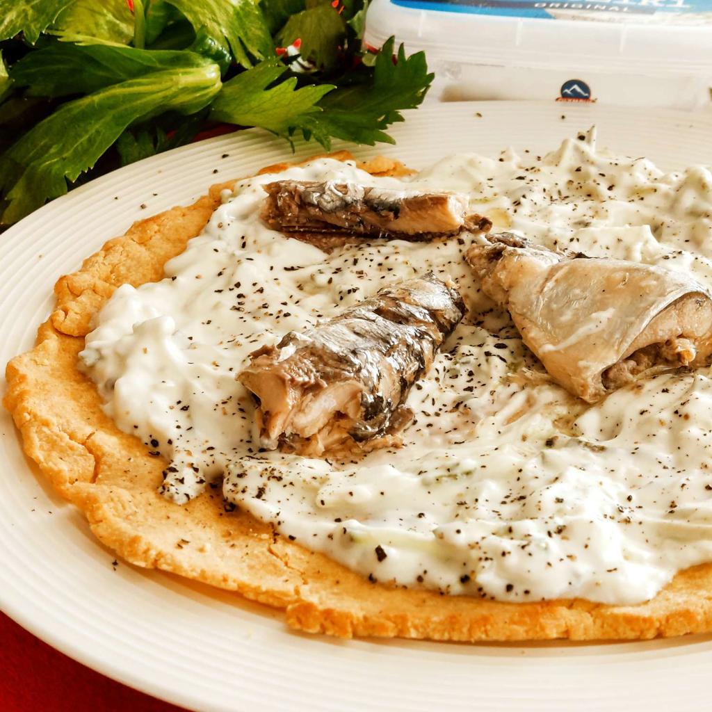 Piadina à la farine de pois chiches avec tzatziki et sardines