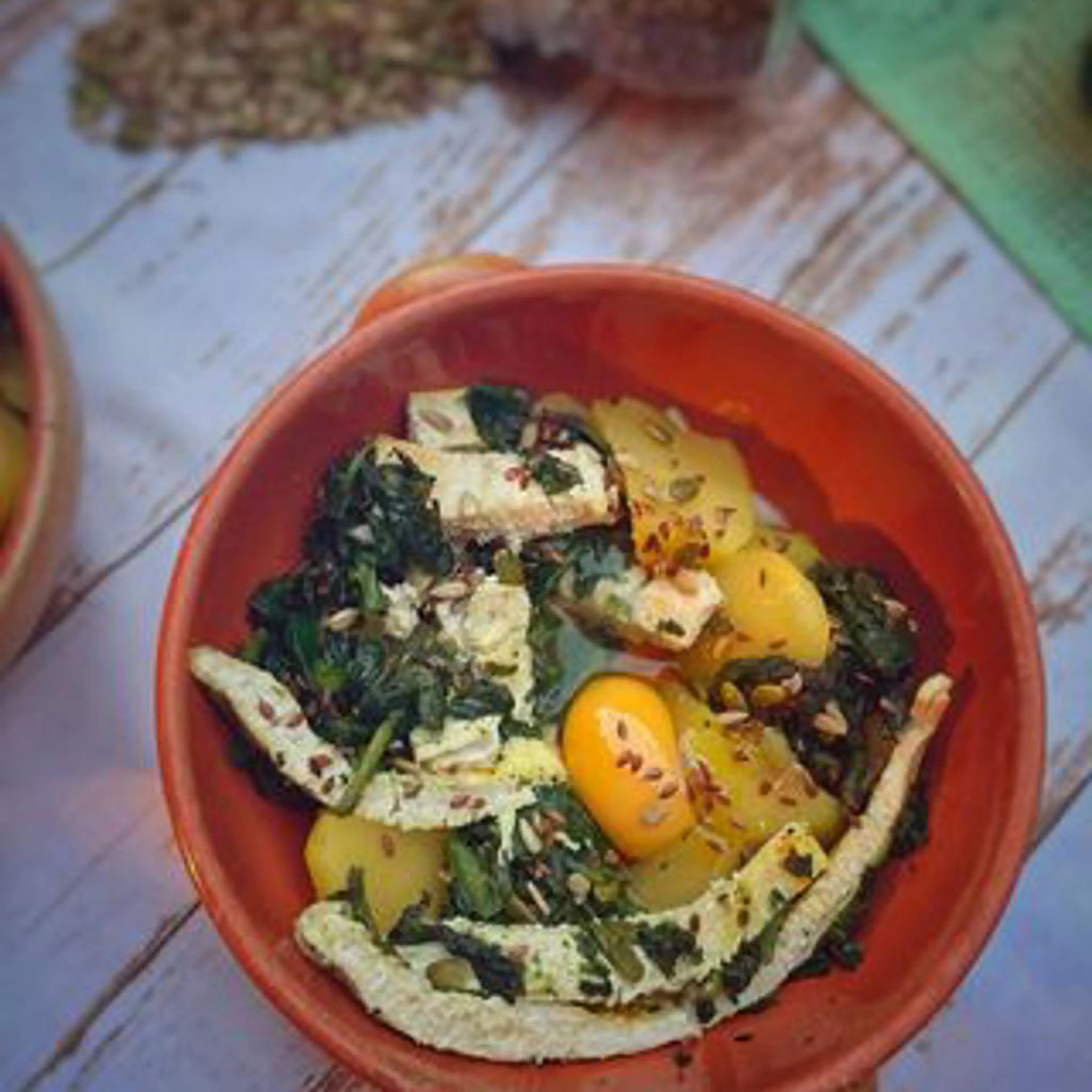 Cocotte con huevo, patatas, pavo y verdura