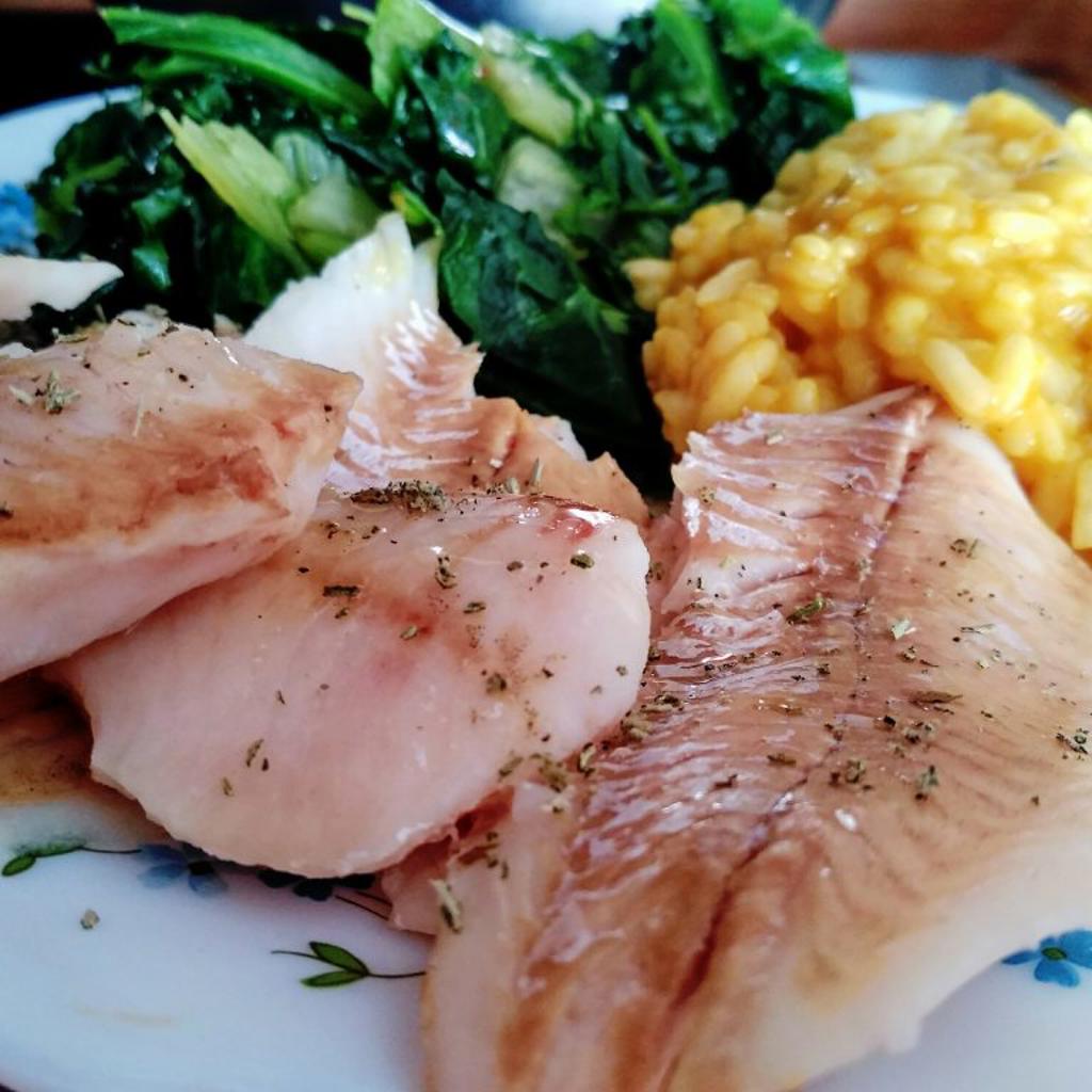 Riso carnaroli con cúrcuma, escarola y filetes de merluza