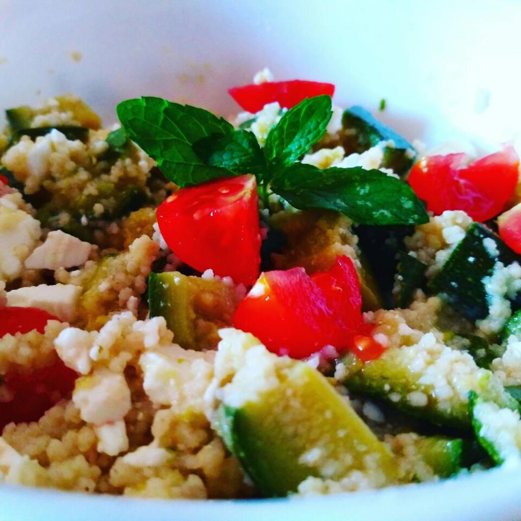Cous cous tricolore con feta, pomodori e zucchine
