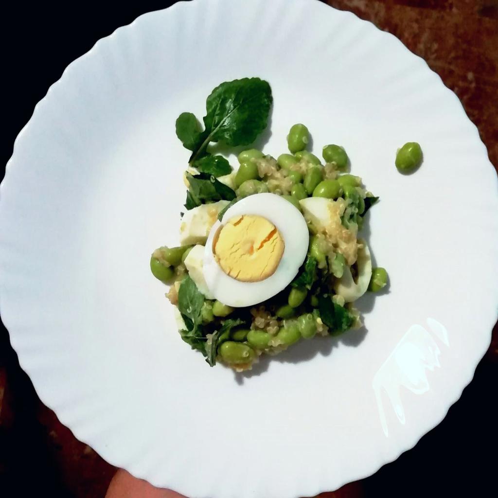 Quinoa integrale con edamame e uova sode