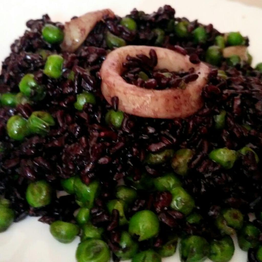 Arroz Venere integral com ervilhas verdes e lulas