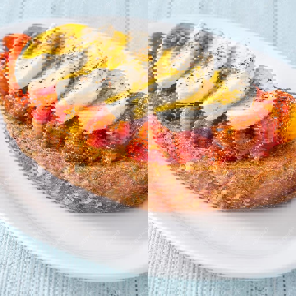 Bruschetta con mozzarella di bufala, pomodoro e pesto