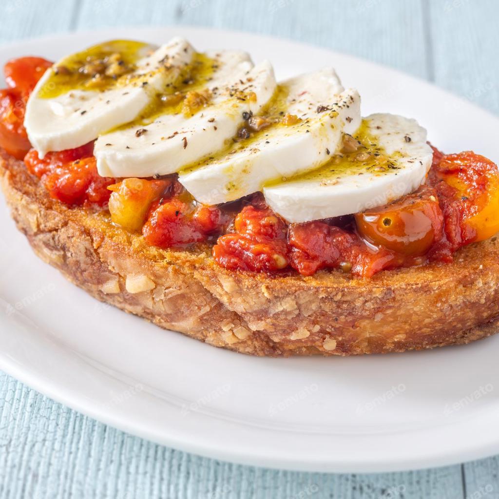 Bruschetta con mozzarella di bufala, pomodoro e pesto