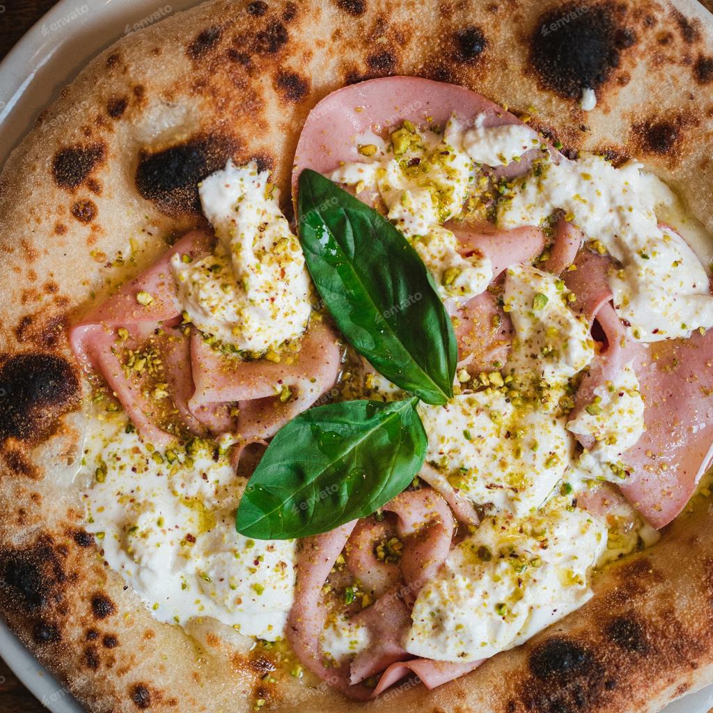 بيتزا بالبوراتا والمورتادللا والفستق