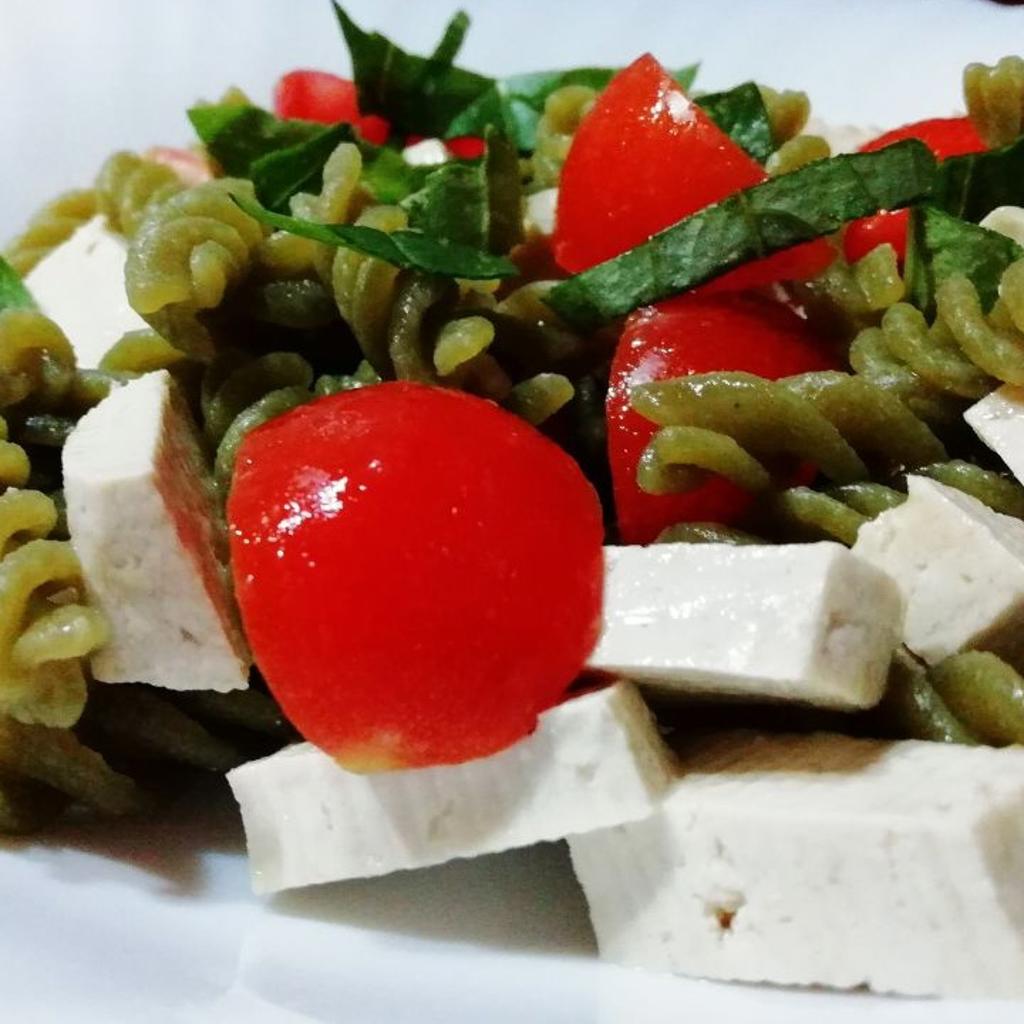 Makaron z grochu z tofu i pomidorami