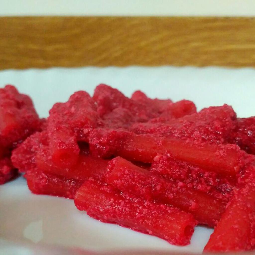 Sedanini z roślin strączkowych z pasztetem z buraków i tofu