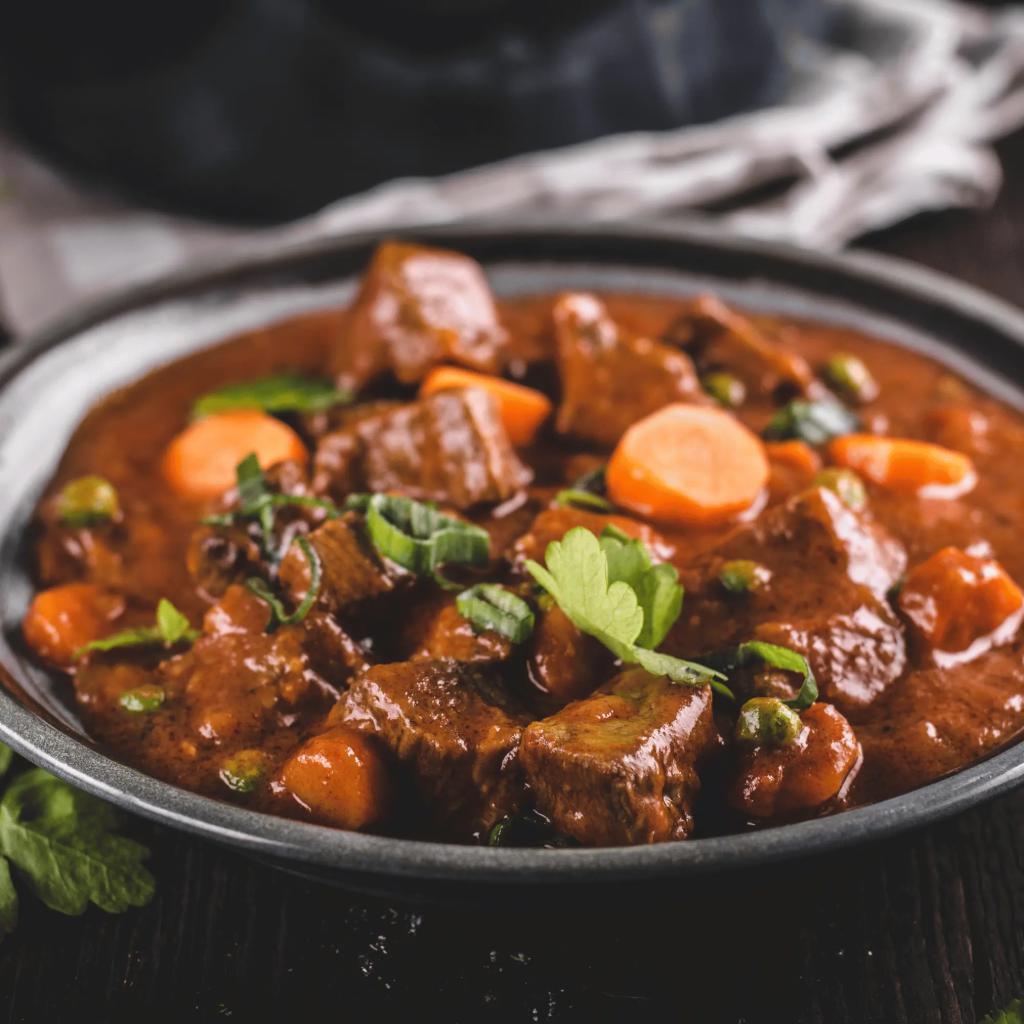 Stracotto de carne com maçãs e cerveja com polenta