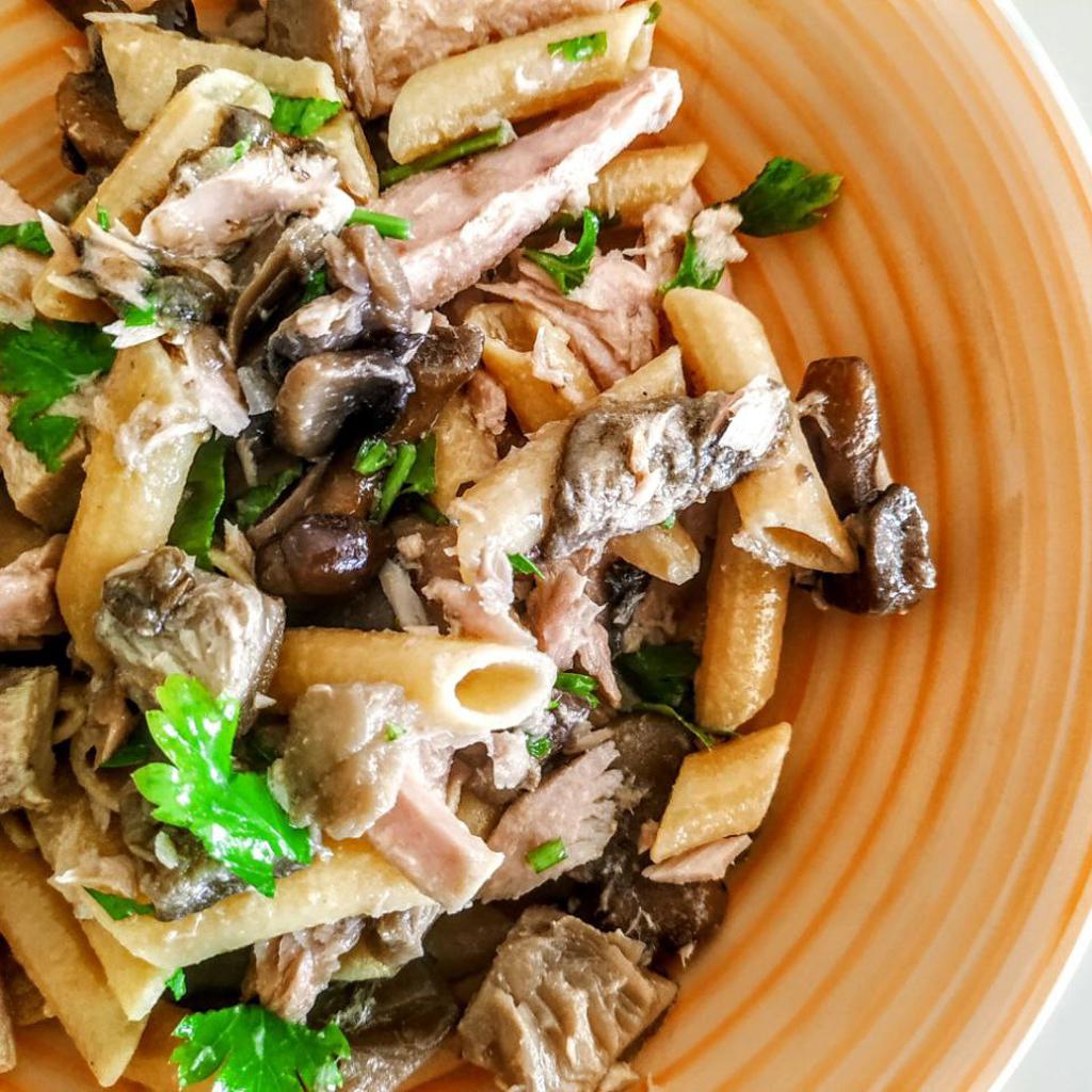 Chickpea and whole grain rice pasta with mixed mushrooms and tuna fillets in olive oil