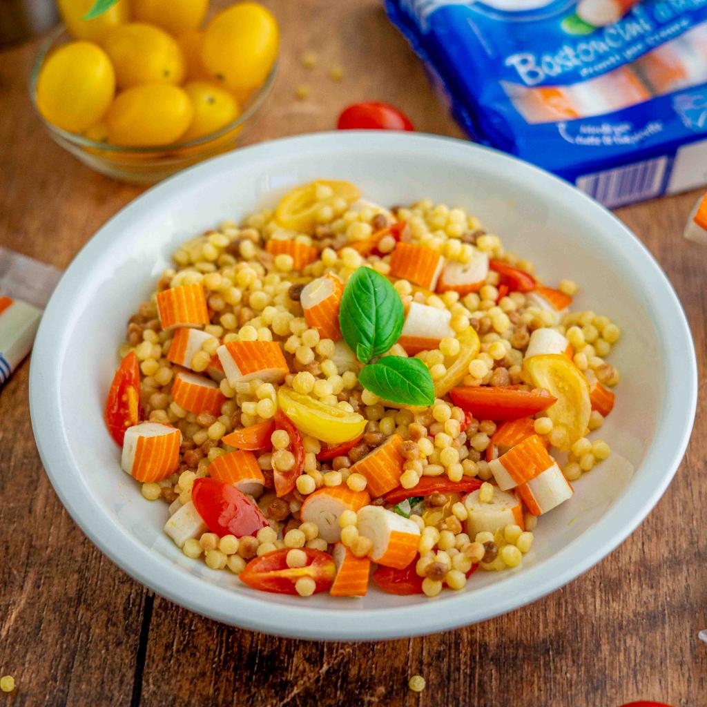 Fregola con bastoncini di mare e datterini