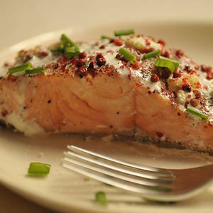 خبز محمص مع سمك السلمون