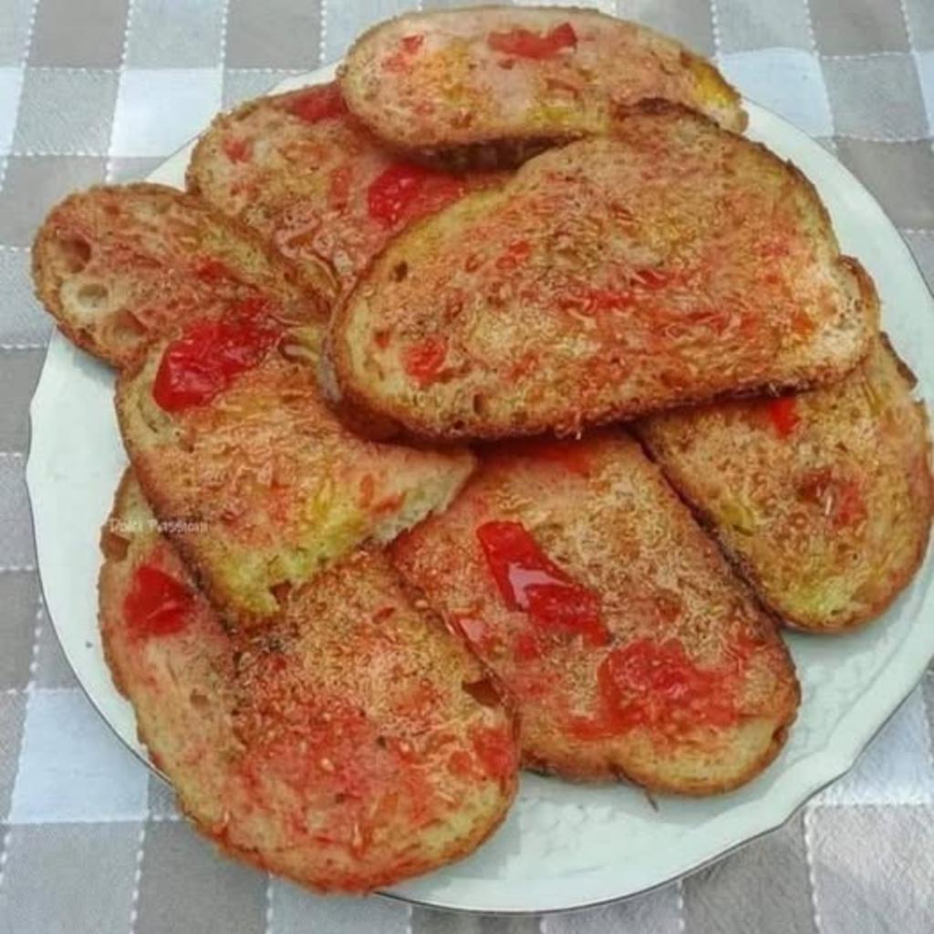 Хлеб и помидоры с маслом Буондиоли