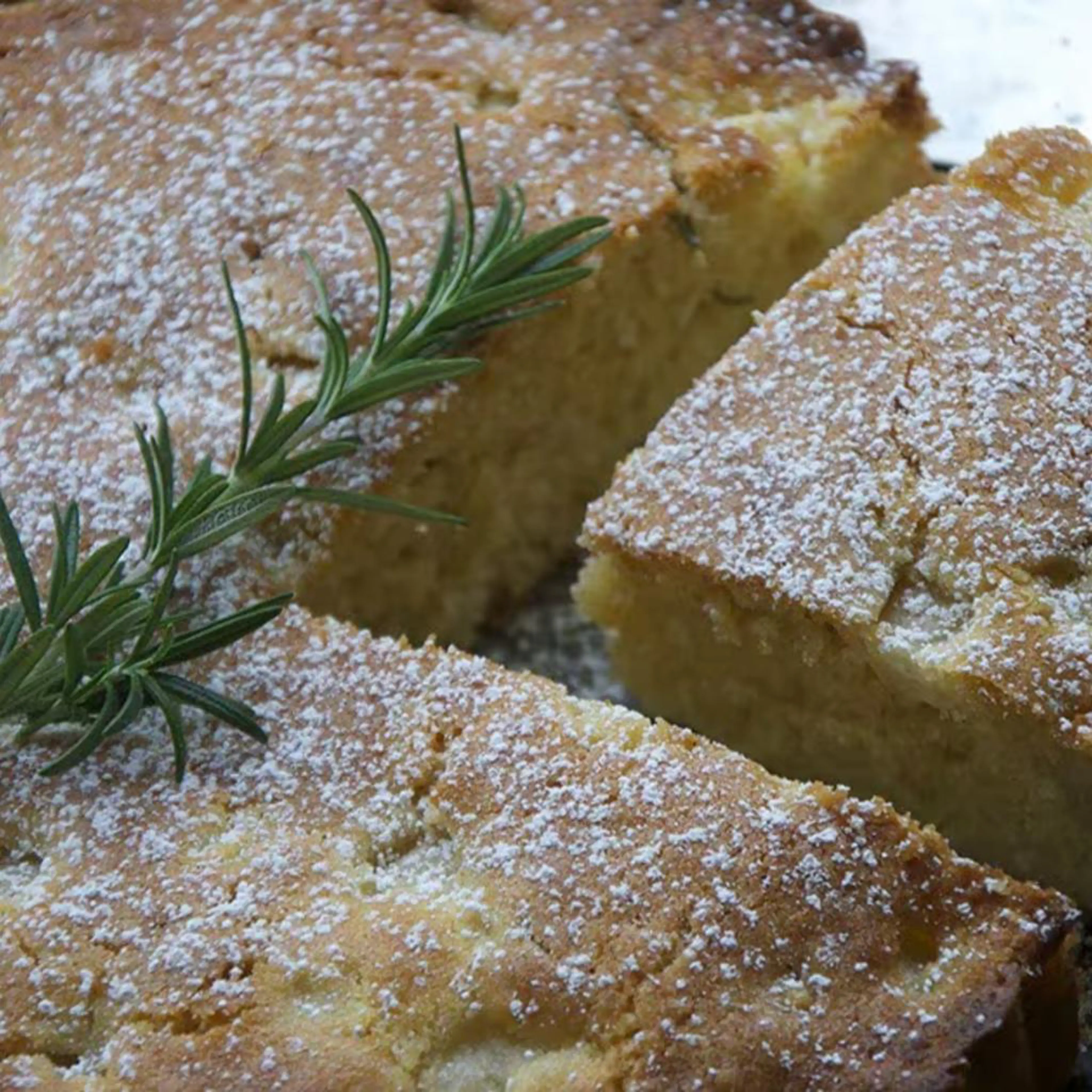 Tarta de peras, aceite y romero