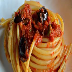 Bucatini con Alcaparras y Aceitunas