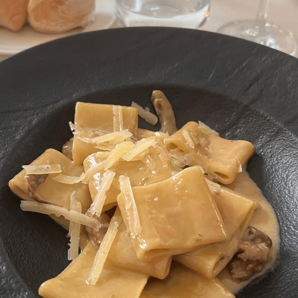 ビールとイエローチェリートマトのバッカラを使ったメッツィ・パッケリ