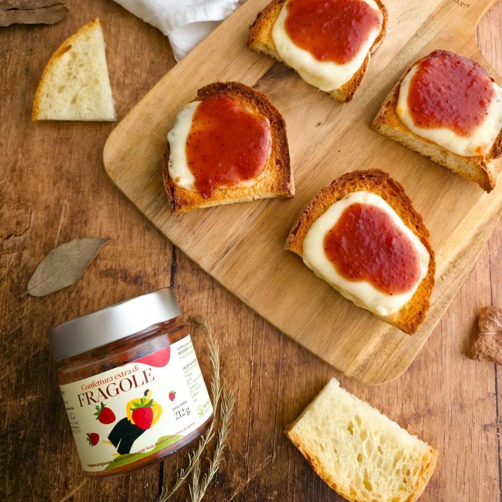 Piritós kenyér sajttal és eperlekvárral