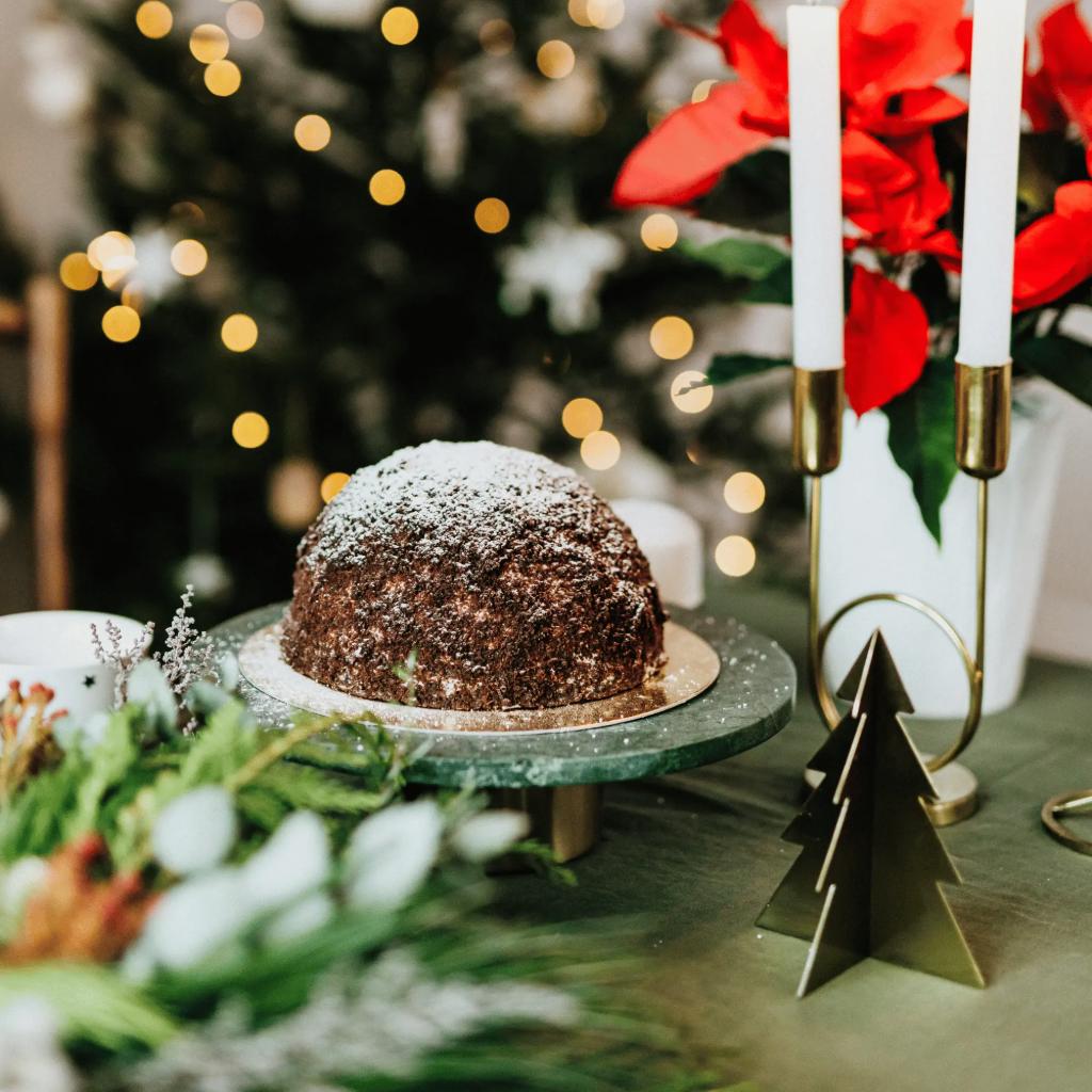 Torta alla birra e cioccolato bianco con fragoline e crema alla birra rosé