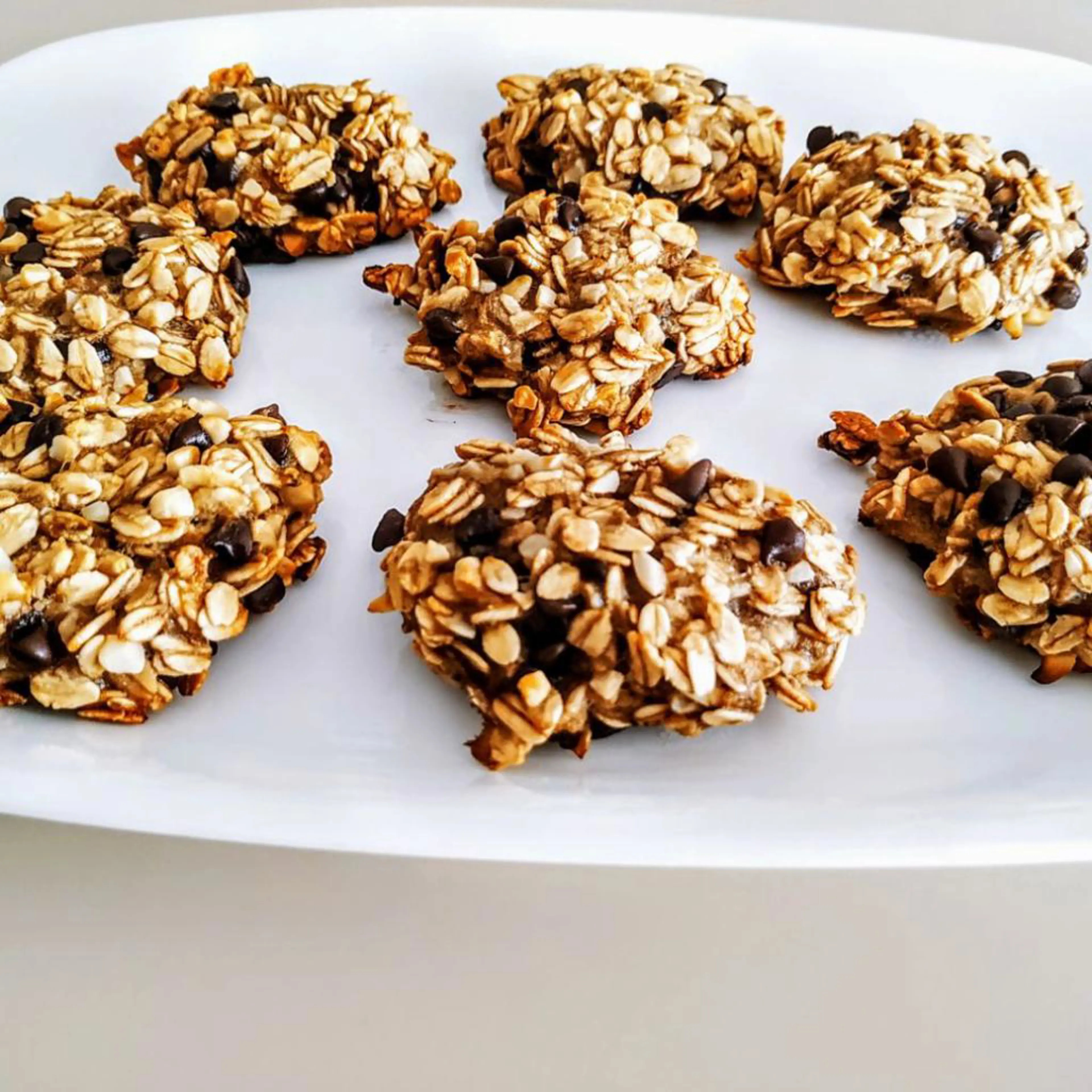 Biscoitos com banana, aveia e chocolate amargo