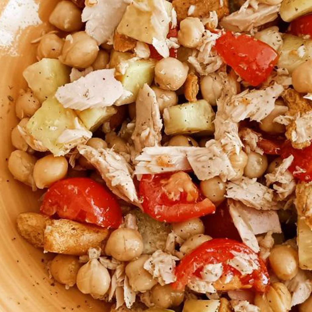 Salade van kikkererwten, tomaten, komkommer en tonijn