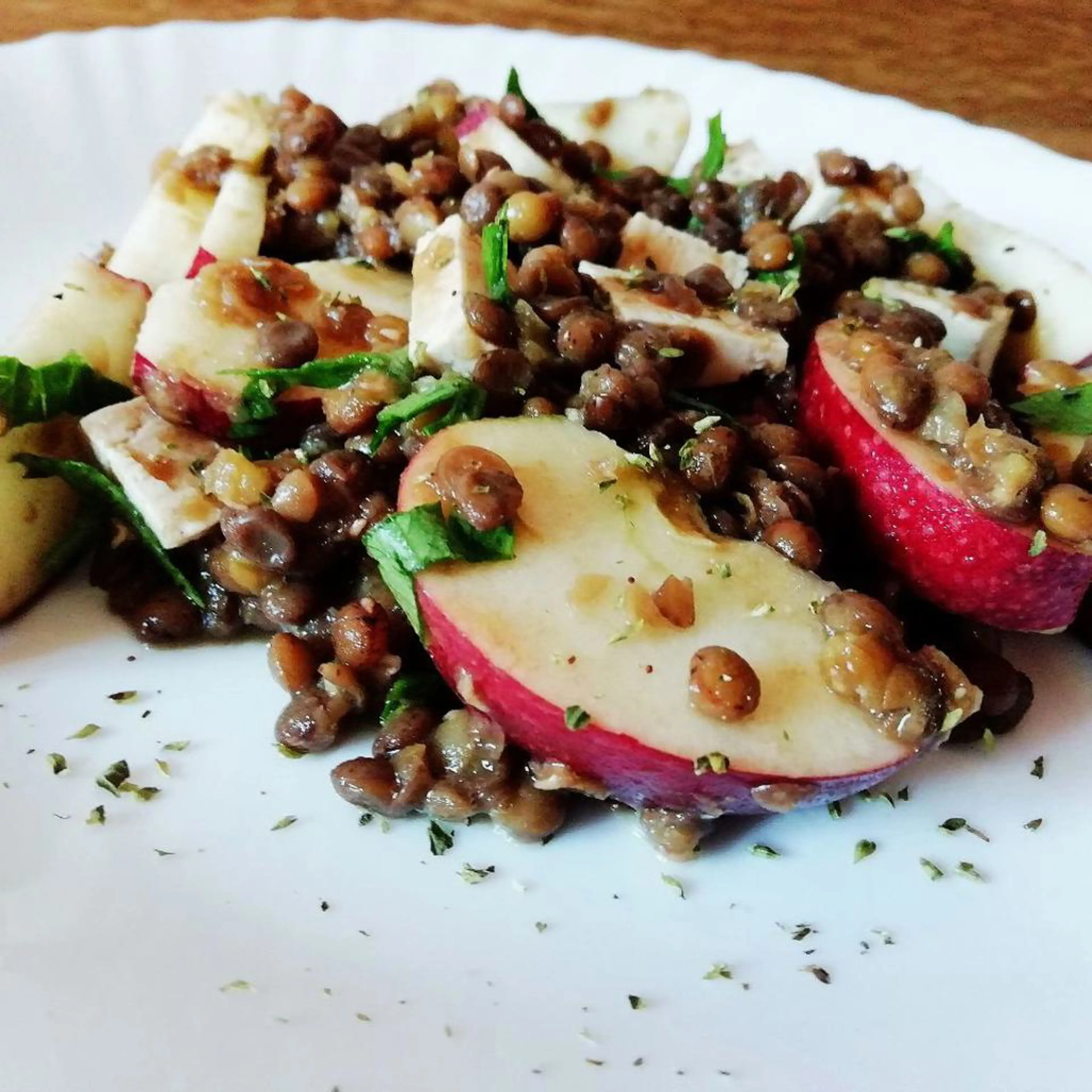 Salada de lentilhas, maçã vermelha e tofu natural